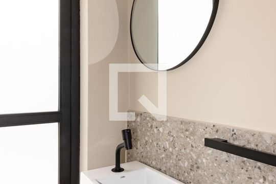 Apartamento mobiliado com 2 quartos, 1 suíte e varanda disponível para compra. — Banheiro da cobertura