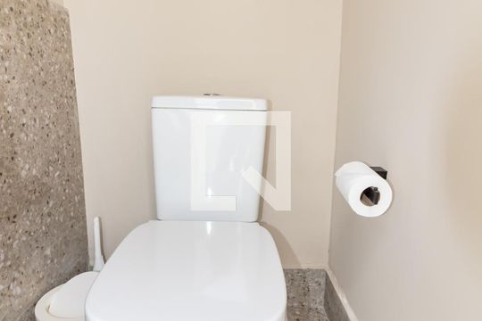 Apartamento mobiliado com 2 quartos, 1 suíte e varanda disponível para compra. — Banheiro da cobertura