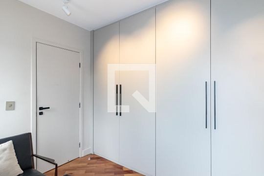 Apartamento mobiliado com 2 quartos, 1 suíte e varanda disponível para compra. — Quarto 2