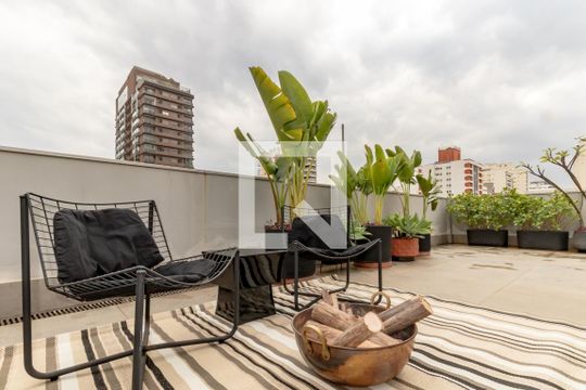 Apartamento mobiliado com 2 quartos, 1 suíte e varanda disponível para compra. — Cobertura