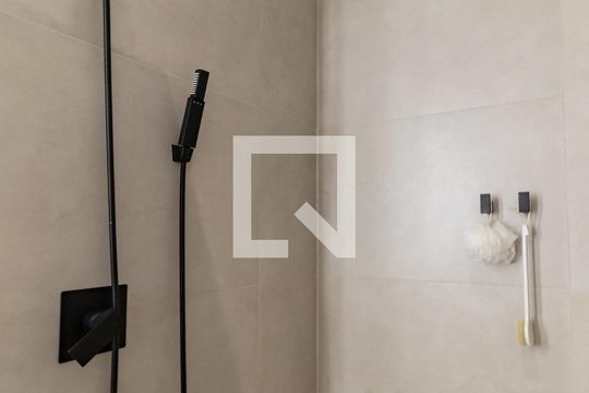 Apartamento mobiliado com 2 quartos, 1 suíte e varanda disponível para compra. — Banheiro do Quarto 1