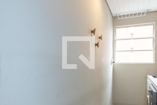 Apartamento mobiliado com 2 quartos, 1 suíte e varanda disponível para compra. — Área de Serviço
