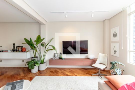 Apartamento mobiliado com 2 quartos, 1 suíte e varanda disponível para compra. — Sala