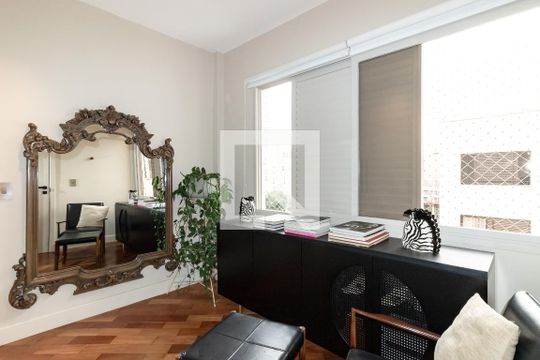 Apartamento mobiliado com 2 quartos, 1 suíte e varanda disponível para compra. — Quarto 2