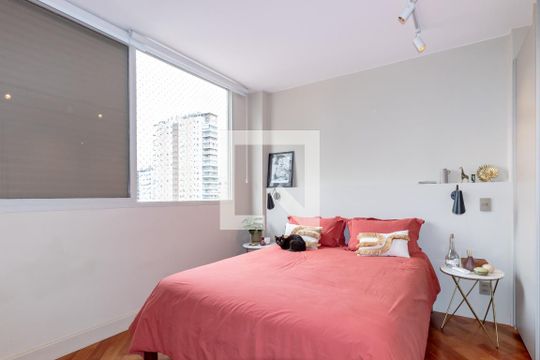 Apartamento mobiliado com 2 quartos, 1 suíte e varanda disponível para compra. — Quarto 1