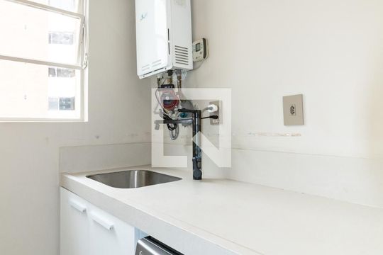 Apartamento mobiliado com 2 quartos, 1 suíte e varanda disponível para compra. — Área de Serviço