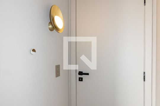 Apartamento mobiliado com 2 quartos, 1 suíte e varanda disponível para compra. — Quarto 1