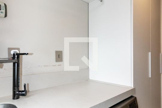 Apartamento mobiliado com 2 quartos, 1 suíte e varanda disponível para compra. — Área de Serviço