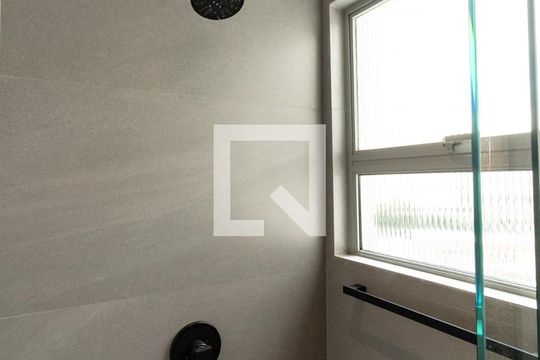 Apartamento mobiliado com 2 quartos, 1 suíte e varanda disponível para compra. — Banheiro Social