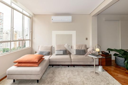Apartamento mobiliado com 2 quartos, 1 suíte e varanda disponível para compra. — Sala