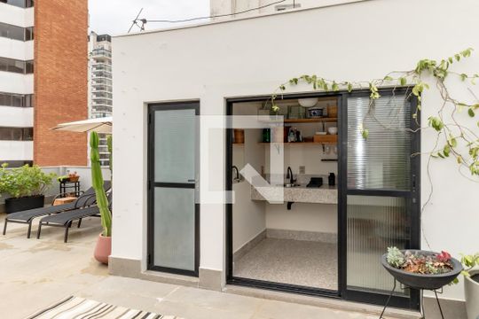Apartamento mobiliado com 2 quartos, 1 suíte e varanda disponível para compra. — Cobertura