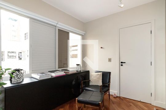 Apartamento mobiliado com 2 quartos, 1 suíte e varanda disponível para compra. — Quarto 2