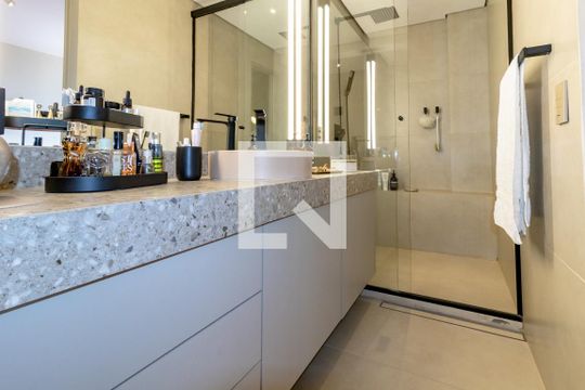 Apartamento mobiliado com 2 quartos, 1 suíte e varanda disponível para compra. — Banheiro do Quarto 1
