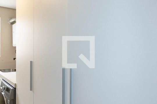 Apartamento mobiliado com 2 quartos, 1 suíte e varanda disponível para compra. — Área de Serviço