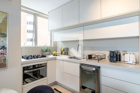 Apartamento mobiliado com 2 quartos, 1 suíte e varanda disponível para compra. — Cozinha