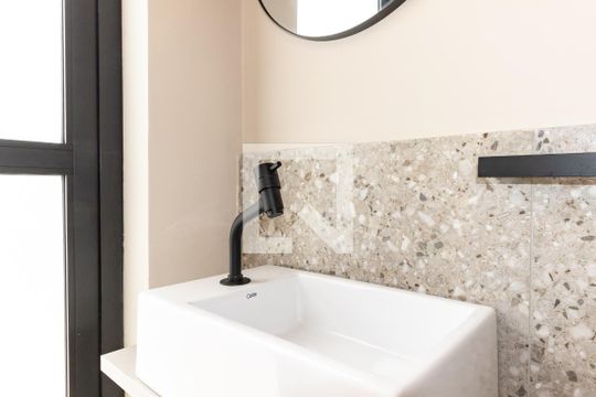 Apartamento mobiliado com 2 quartos, 1 suíte e varanda disponível para compra. — Banheiro da cobertura