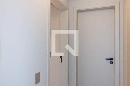 Apartamento mobiliado com 2 quartos, 1 suíte e varanda disponível para compra. — Corredor
