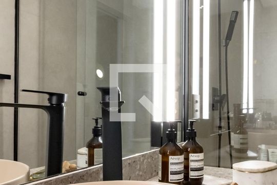 Apartamento mobiliado com 2 quartos, 1 suíte e varanda disponível para compra. — Banheiro do Quarto 1
