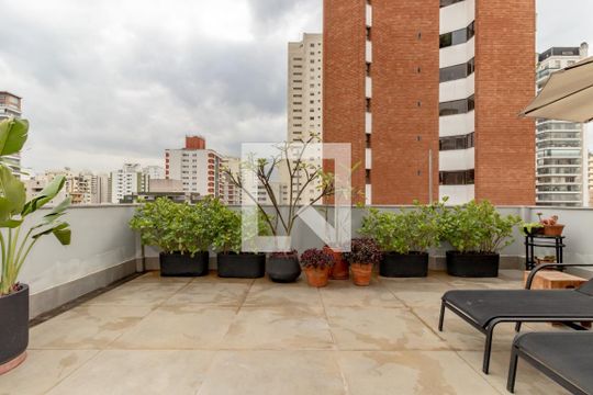 Apartamento mobiliado com 2 quartos, 1 suíte e varanda disponível para compra. — Cobertura