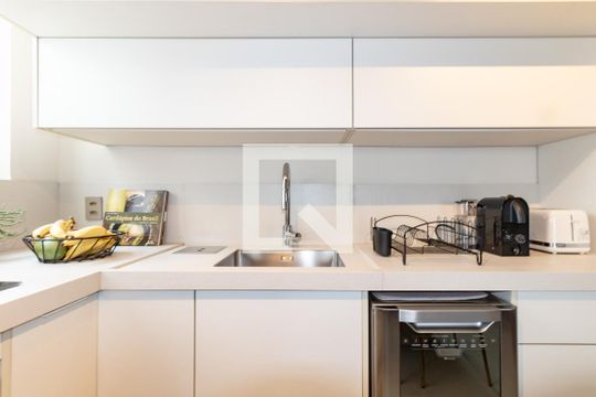 Apartamento mobiliado com 2 quartos, 1 suíte e varanda disponível para compra. — Cozinha