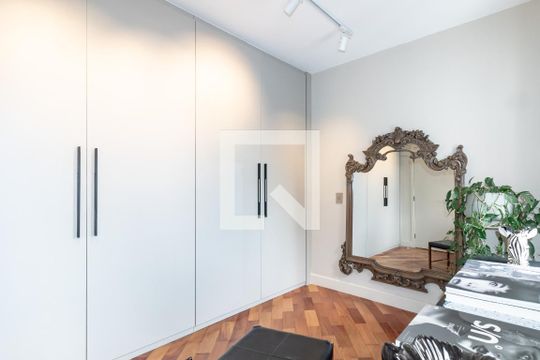 Apartamento mobiliado com 2 quartos, 1 suíte e varanda disponível para compra. — Quarto 2