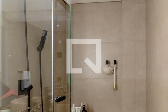 Apartamento mobiliado com 2 quartos, 1 suíte e varanda disponível para compra. — Banheiro do Quarto 1
