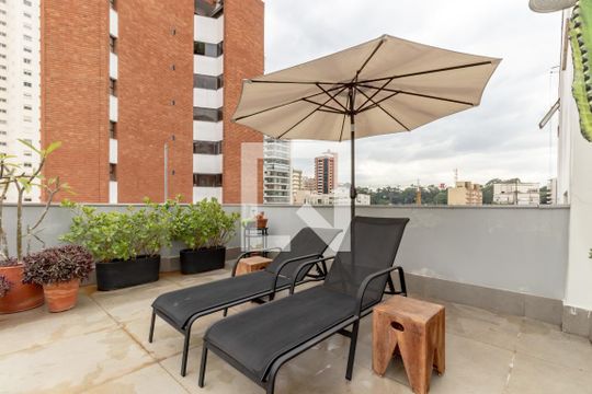 Apartamento mobiliado com 2 quartos, 1 suíte e varanda disponível para compra. — Cobertura