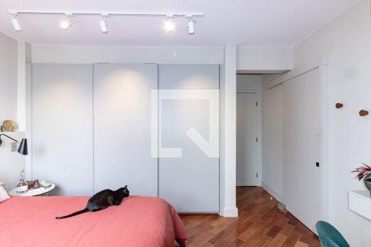 Apartamento mobiliado com 2 quartos, 1 suíte e varanda disponível para compra. — Quarto 1