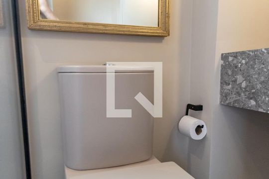 Apartamento mobiliado com 2 quartos, 1 suíte e varanda disponível para compra. — Banheiro Social