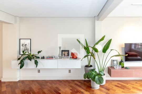 Apartamento mobiliado com 2 quartos, 1 suíte e varanda disponível para compra. — Sala