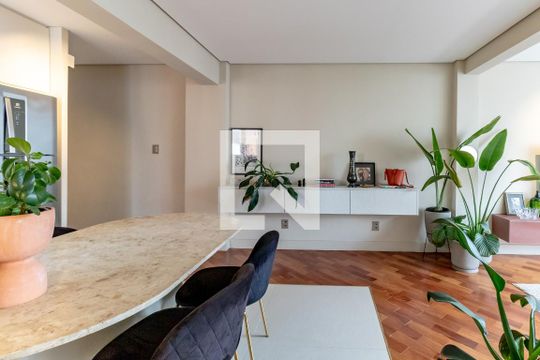 Apartamento mobiliado com 2 quartos, 1 suíte e varanda disponível para compra. — Sala
