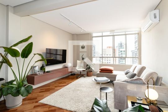 Apartamento mobiliado com 2 quartos, 1 suíte e varanda disponível para compra. — foto 1