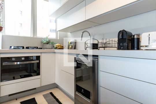 Apartamento mobiliado com 2 quartos, 1 suíte e varanda disponível para compra. — Cozinha