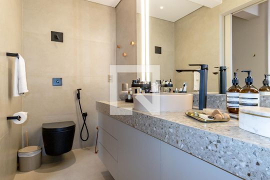 Apartamento mobiliado com 2 quartos, 1 suíte e varanda disponível para compra. — Banheiro do Quarto 1