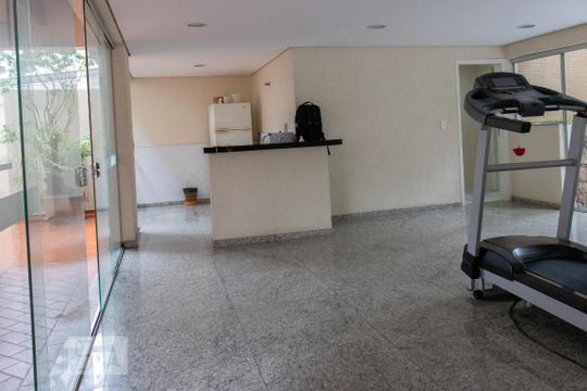 Apartamento à venda em Vila Mariana. Possui 4 quartos, quintal, closet e aceita pets. — Área comum - Salão de festas