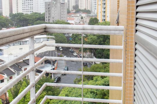 Apartamento à venda em Vila Mariana. Possui 4 quartos, quintal, closet e aceita pets. — Varanda da Suite