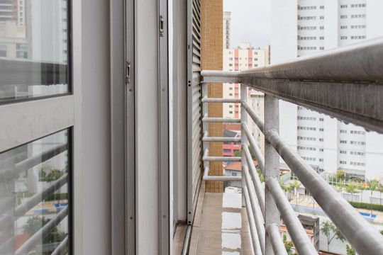 Apartamento à venda em Vila Mariana. Possui 4 quartos, quintal, closet e aceita pets. — Varanda Quartos 1 e 2