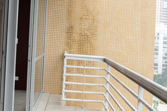 Apartamento à venda em Vila Mariana. Possui 4 quartos, quintal, closet e aceita pets. — Varanda da Sala