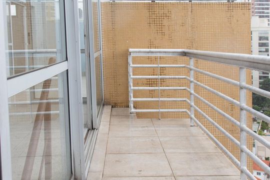 Apartamento à venda em Vila Mariana. Possui 4 quartos, quintal, closet e aceita pets. — Varanda Sala 2
