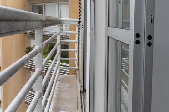 Apartamento à venda em Vila Mariana. Possui 4 quartos, quintal, closet e aceita pets. — Varanda Quartos 1 e 2