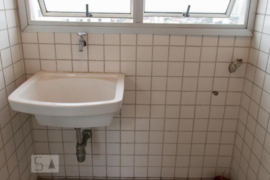Apartamento à venda em Vila Mariana. Possui 4 quartos, quintal, closet e aceita pets. — Área de Serviço