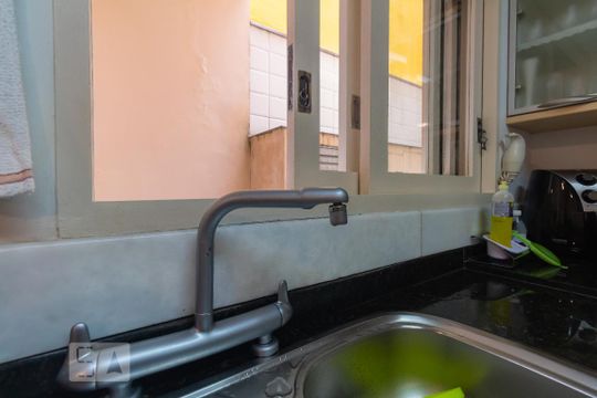 Casa mobiliada com 4 quartos, varanda, closet e permite animais. Excelente opção para compra. Conforto garantido. — Cozinha