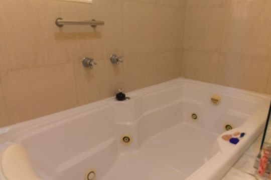 Casa mobiliada com 4 quartos, varanda, closet e permite animais. Excelente opção para compra. Conforto garantido. — Banheiro - Quarto Suíte Master