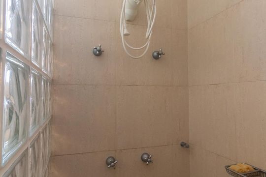 Casa mobiliada com 4 quartos, varanda, closet e permite animais. Excelente opção para compra. Conforto garantido. — Banheiro - Quarto Suíte 1