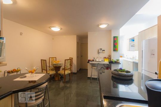 Casa mobiliada com 4 quartos, varanda, closet e permite animais. Excelente opção para compra. Conforto garantido. — Cozinha