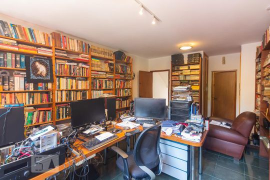 Casa mobiliada com 4 quartos, varanda, closet e permite animais. Excelente opção para compra. Conforto garantido. — Quarto Suíte 2