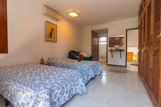 Casa mobiliada com 4 quartos, varanda, closet e permite animais. Excelente opção para compra. Conforto garantido. — Quarto Suíte 1