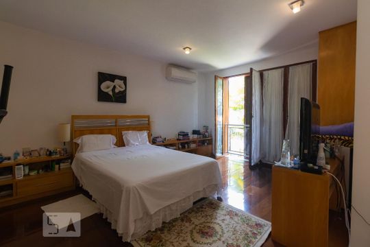 Casa mobiliada com 4 quartos, varanda, closet e permite animais. Excelente opção para compra. Conforto garantido. — Quarto Suíte Master