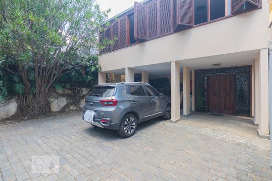 Casa mobiliada com 4 quartos, varanda, closet e permite animais. Excelente opção para compra. Conforto garantido. — Garagem