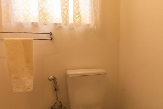 Casa mobiliada com 4 quartos, varanda, closet e permite animais. Excelente opção para compra. Conforto garantido. — Banheiro - Quarto Suíte 2